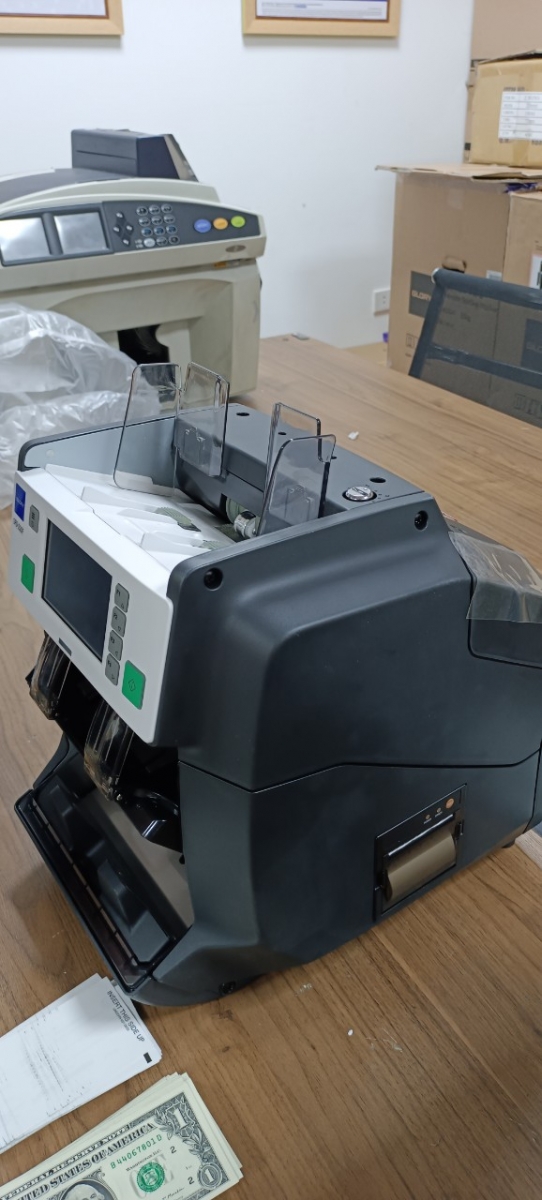 Máy đếm tiền GLORY GFS-220C sở hữu công nghệ kiểm giả tiên tiến hiện đại giúp soi-phát hiện tiền siêu giả